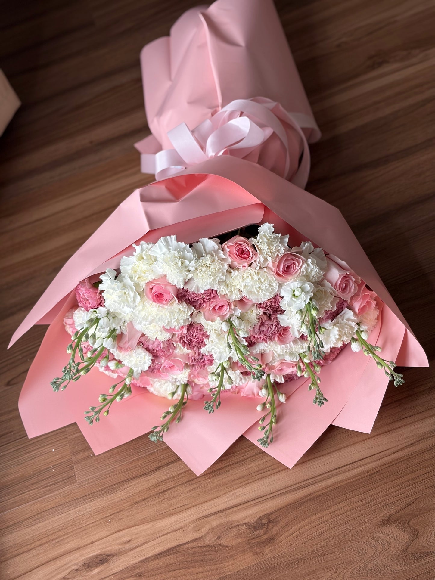 Queen hand - tied bouquet