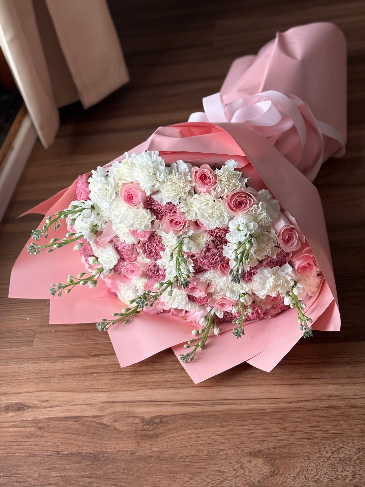 Queen hand - tied bouquet