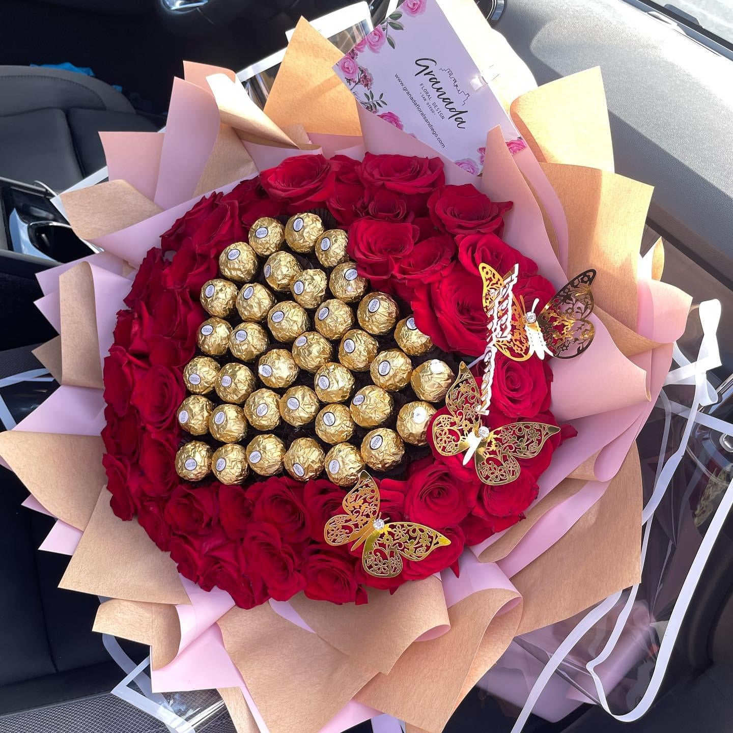 Red roses bouquet with Ferrero Rocher chocolates and gold butterfly decorations – Granada Floral San Diego