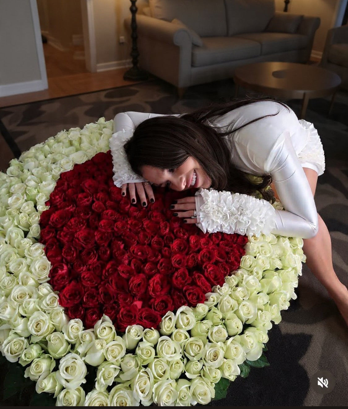 Radiate Elegance: Long-Stemmed Rose Basket for Unforgettable Moments 3 sizes