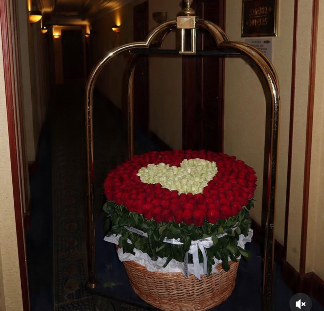 Radiate Elegance: Long-Stemmed Rose Basket for Unforgettable Moments 3 sizes