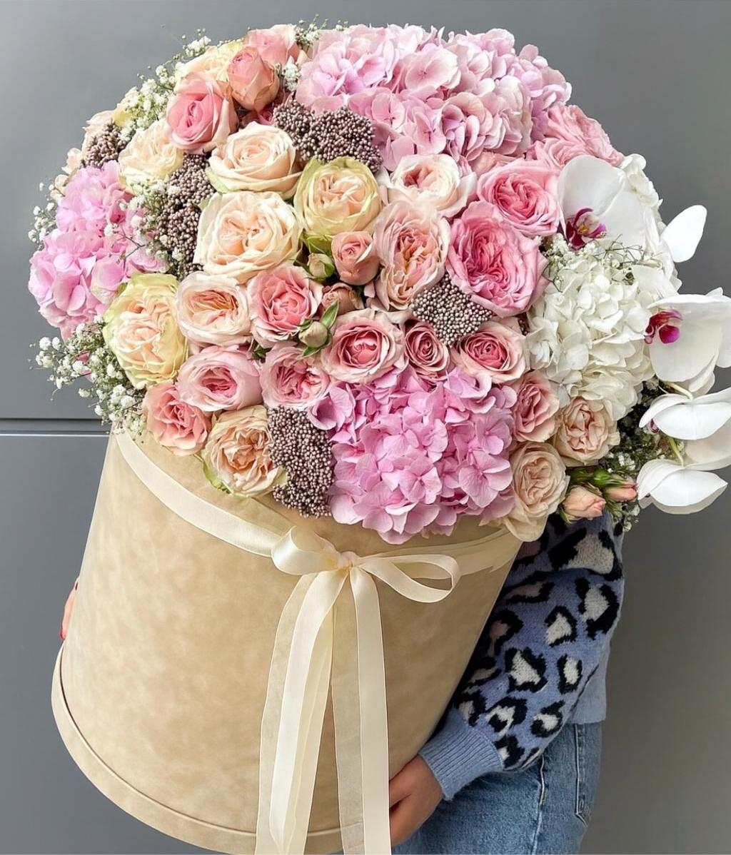 Luxury flower box with pastel roses and hydrangeas in beige velvet hat box – Granada Floral San Diego