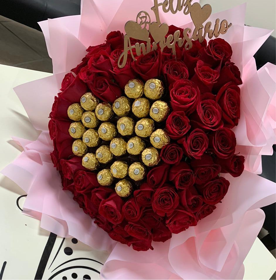 Red roses bouquet with Ferrero Rocher chocolates and Feliz Aniversario topper – Granada Floral San Diego