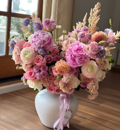 Classic White Vase Arrangement – Timeless Elegance in Neutral Tones