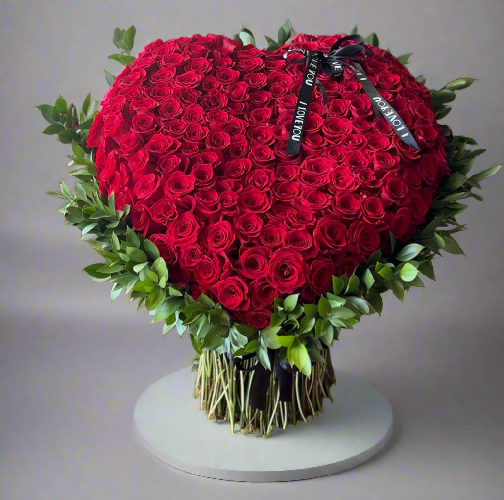 Standing Heart Roses Standing Heart Shape Roses Bouquet – Romantic Flower Gift | Granada ...