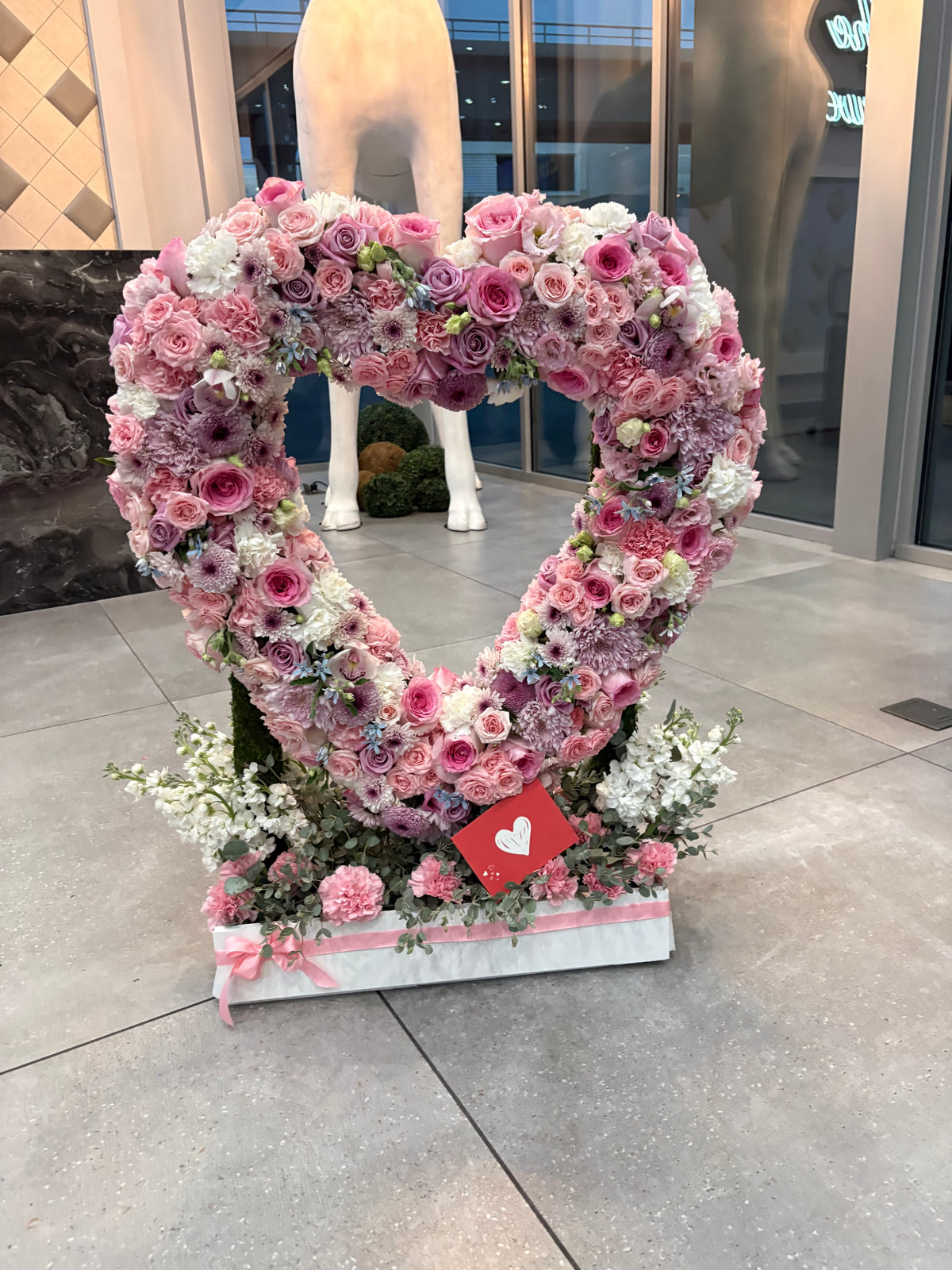Floral Heart Crown – Premium Rose & Hydrangea Heart Arrangement
