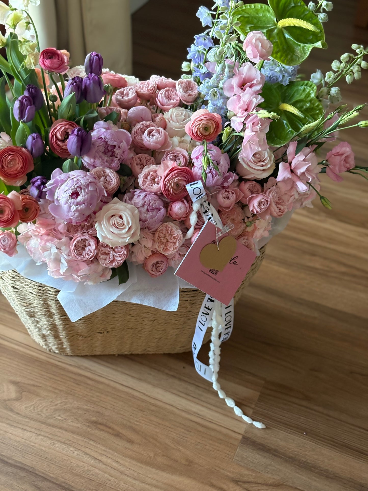 Pastel Garden Basket – Tulips, Roses & Seasonal Blooms
